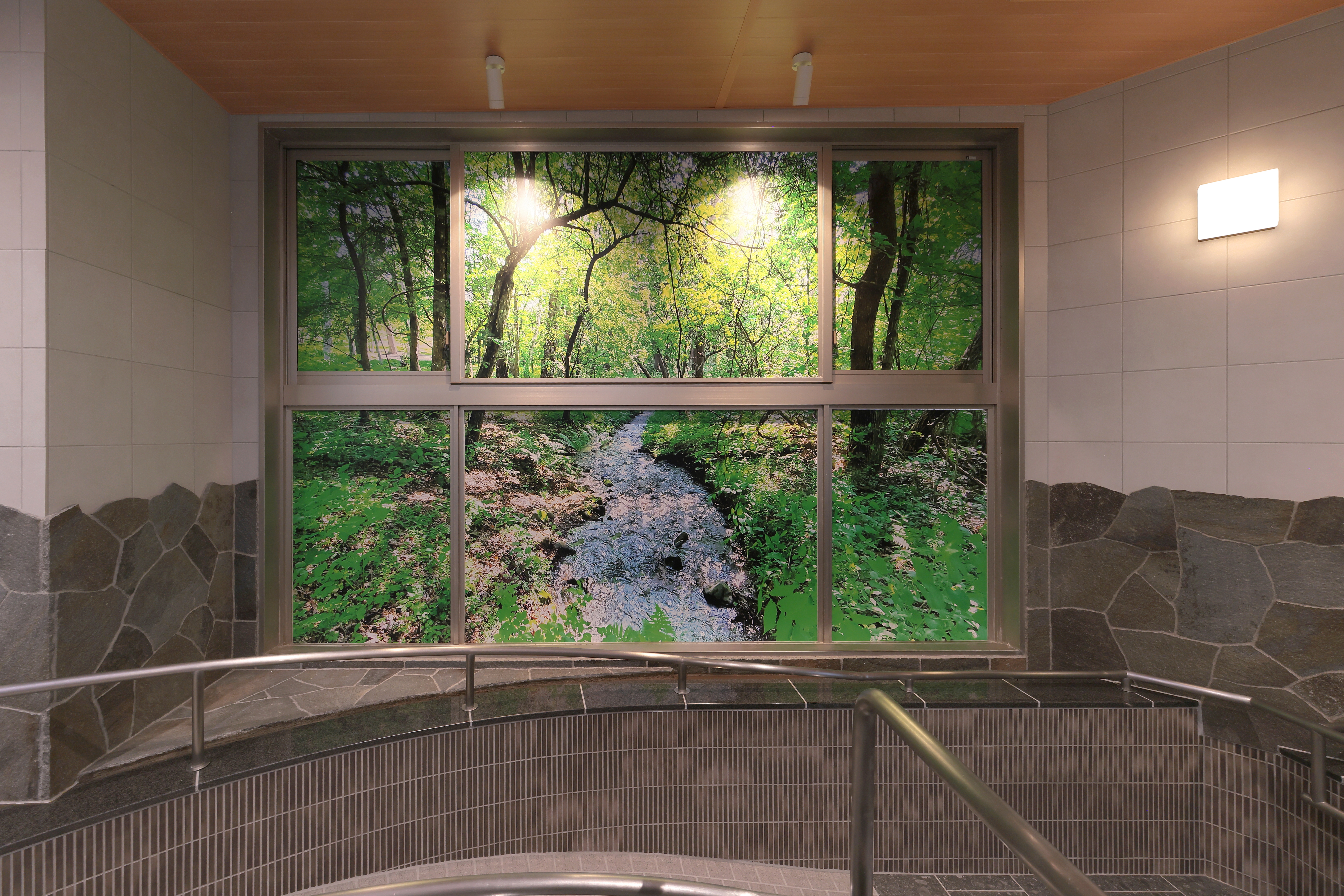 いつもの大浴場を温泉気分に